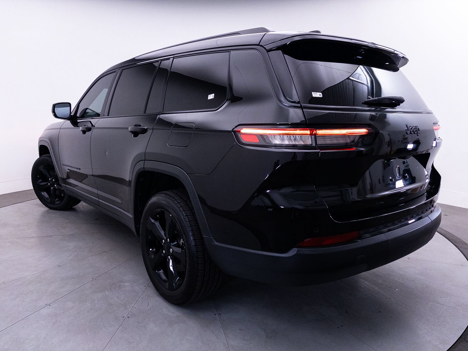 Used 2024 Jeep Grand Cherokee L Altitude RWD image 2