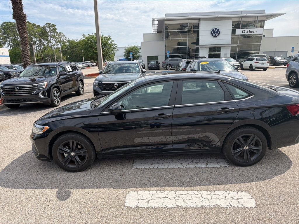 Used 2023 Volkswagen Jetta SE FWD image 3