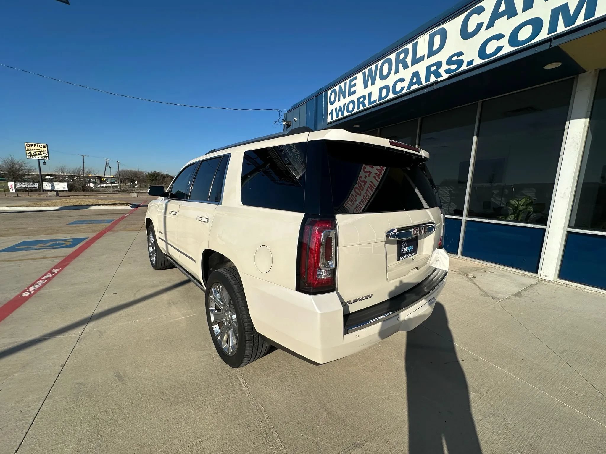 Used 2015 GMC Yukon Denali w/ Premium Package AWD/4WD image 3