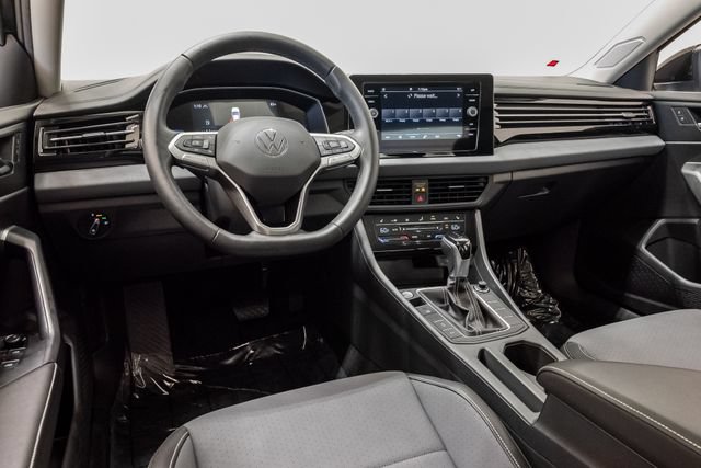 Used 2025 Volkswagen Jetta SE w/ Sunroof Package FWD image 6