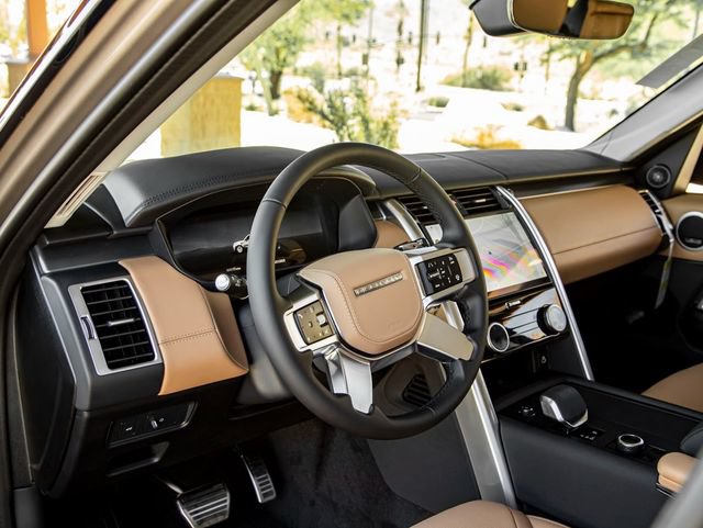 New 2025 Land Rover Discovery Metropolitan Edition AWD/4WD image 16