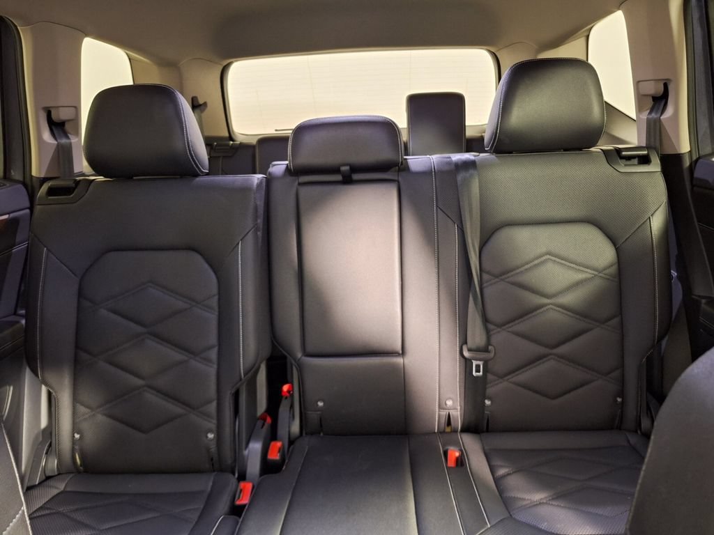 Used 2025 Volkswagen Atlas SE FWD image 24