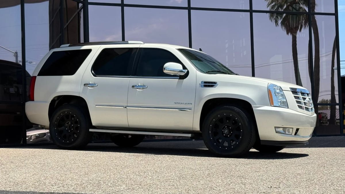 Used 2014 Cadillac Escalade Luxury AWD/4WD image 16