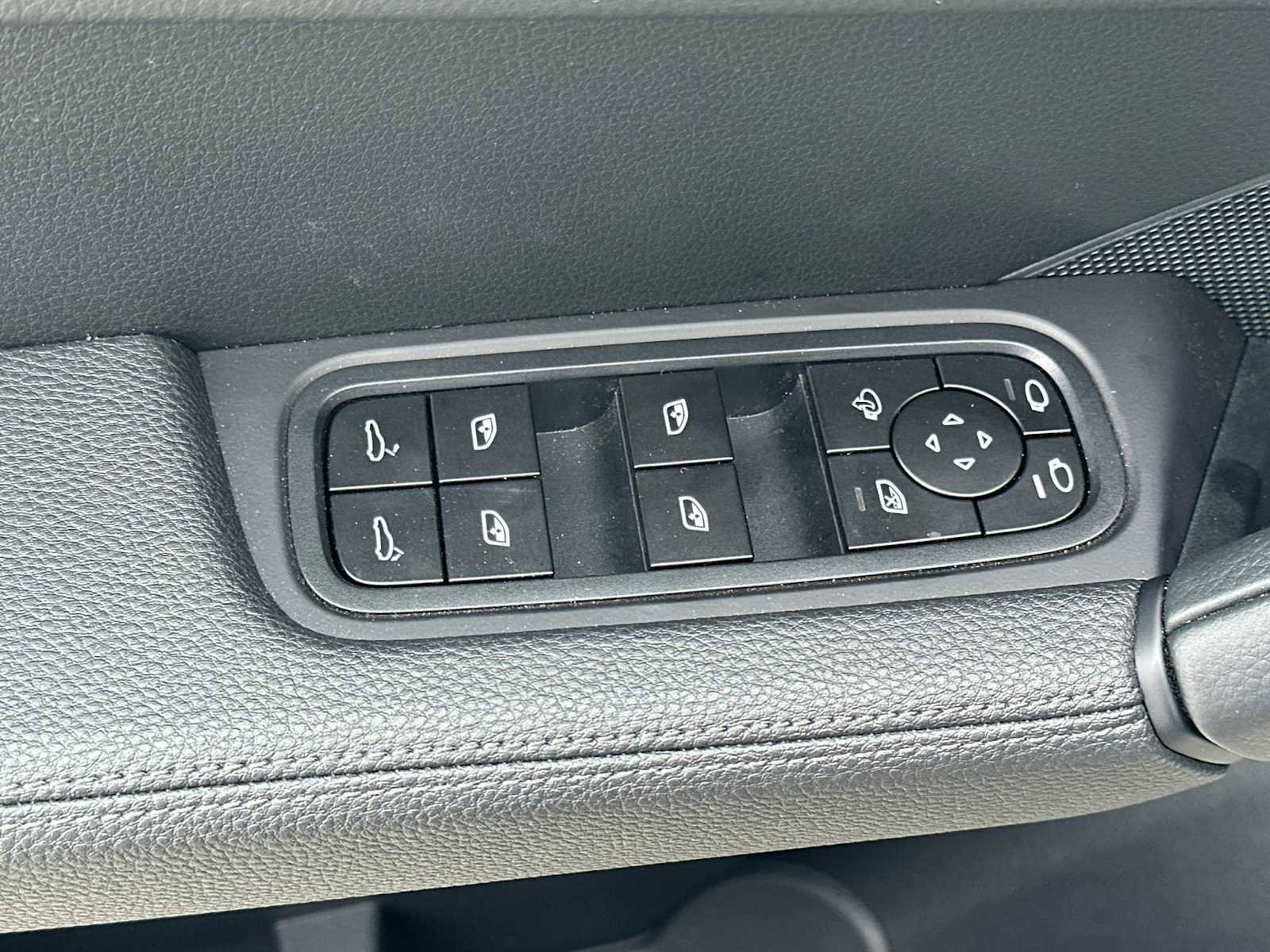 Used 2025 Porsche Cayenne image 13