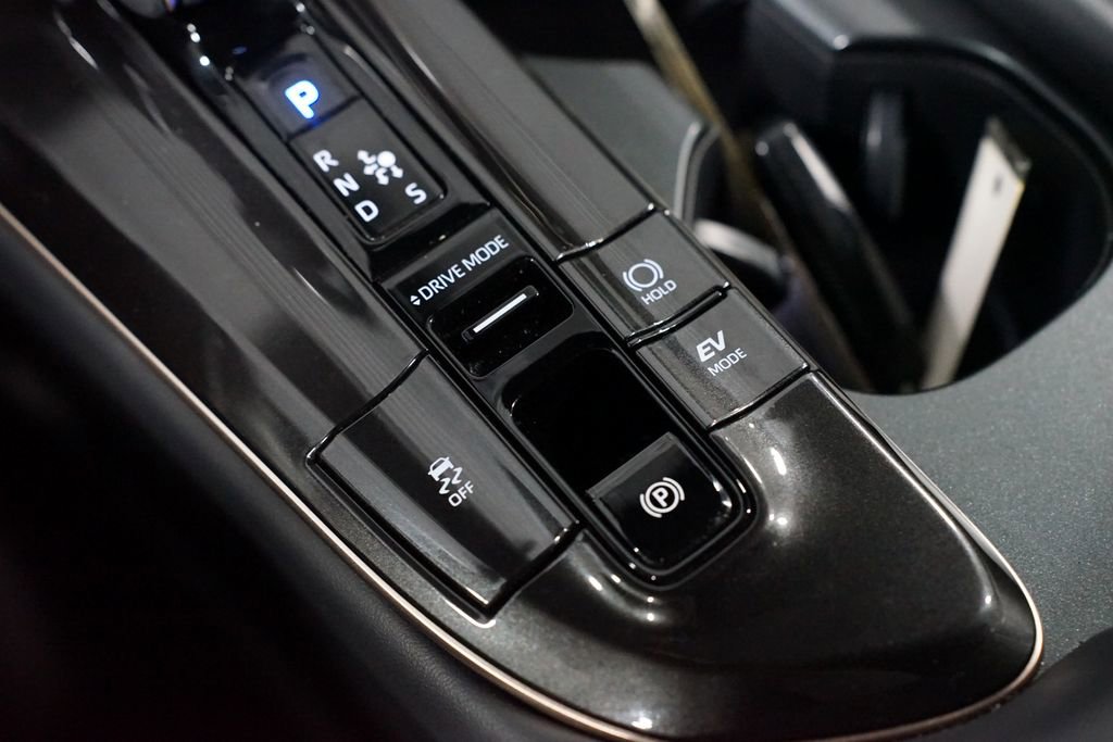 Certified 2025 Toyota Crown Signia image 24