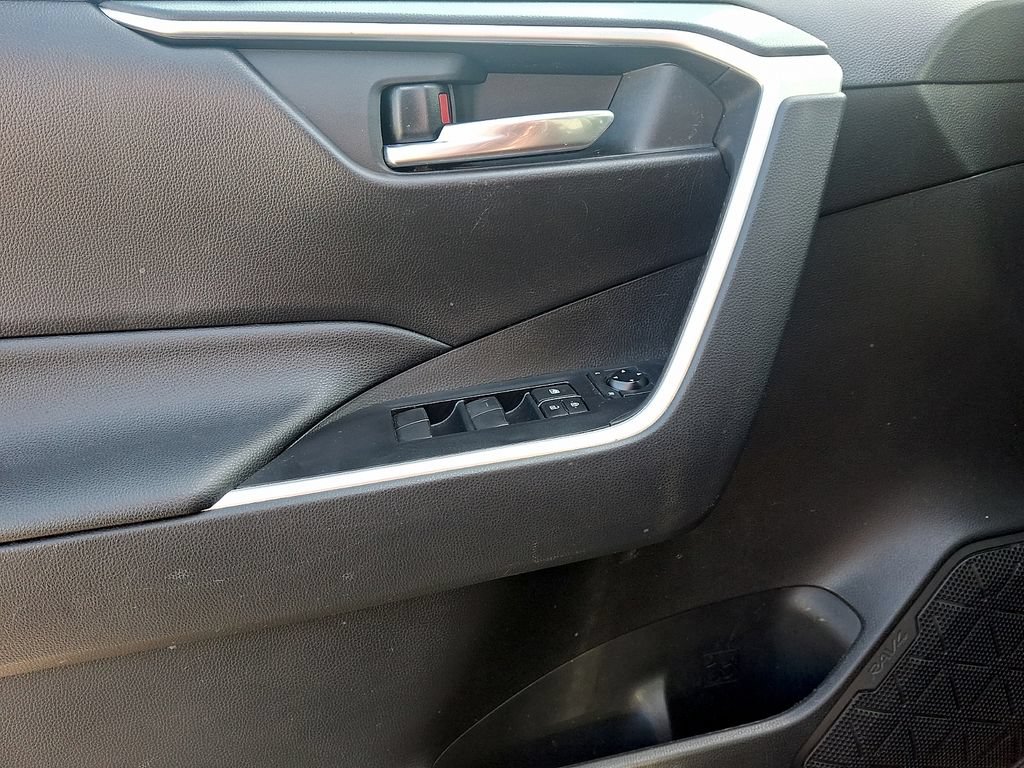 Used 2021 Toyota RAV4 XLE w/ Convenience Package FWD image 10