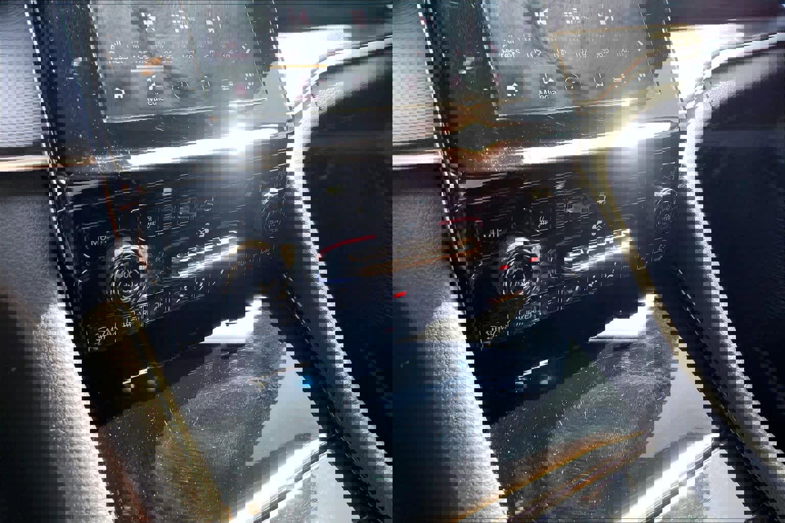 Used 2023 Jeep Grand Cherokee L Laredo image 34