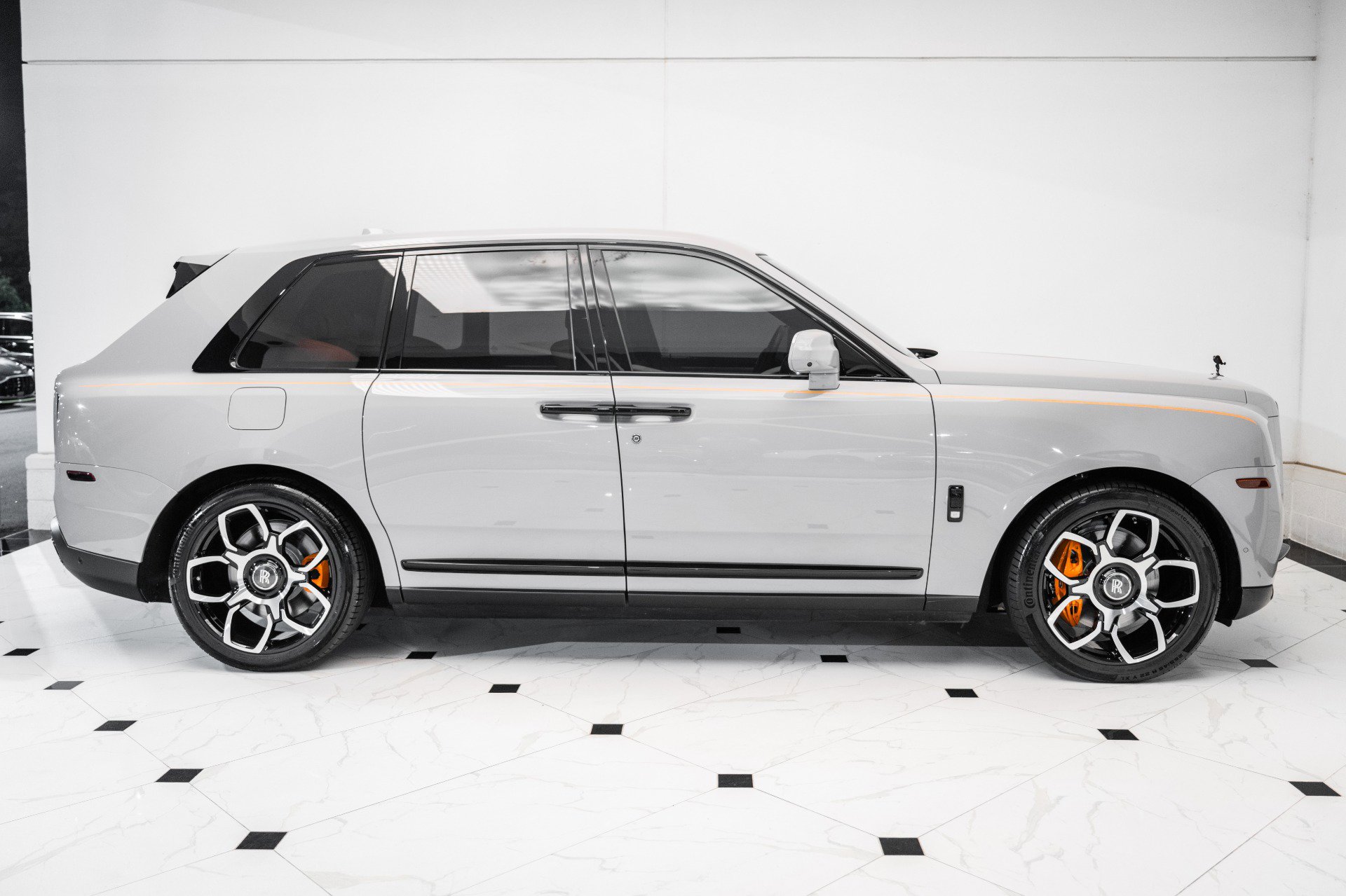 Used 2022 Rolls-Royce Cullinan w/ Dark Exterior Package image 6