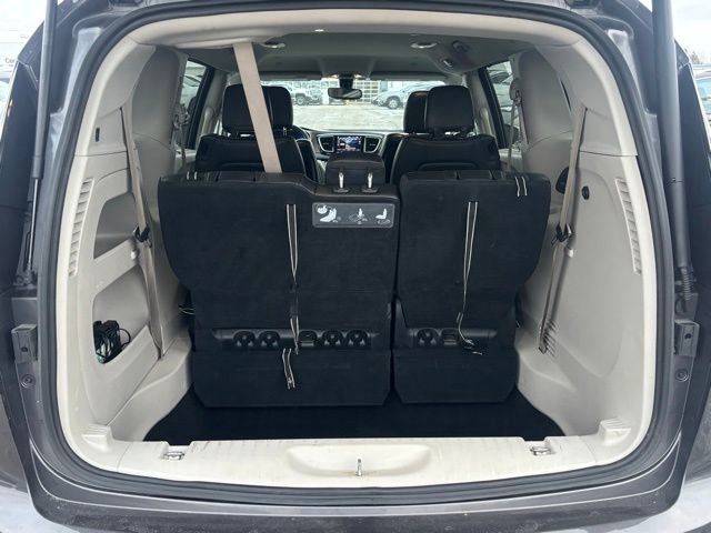 Used 2018 Chrysler Pacifica Touring-L Plus image 9
