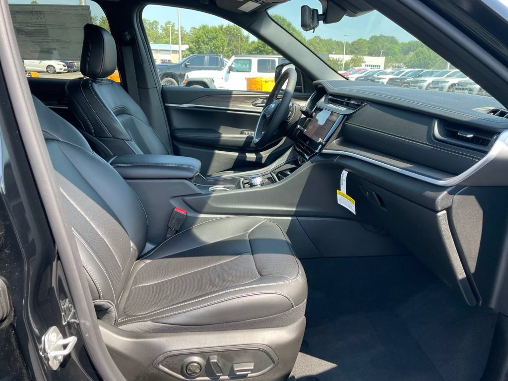 New 2026 Jeep Grand Cherokee Limited w/ Luxury Tech Group II RWD image 16