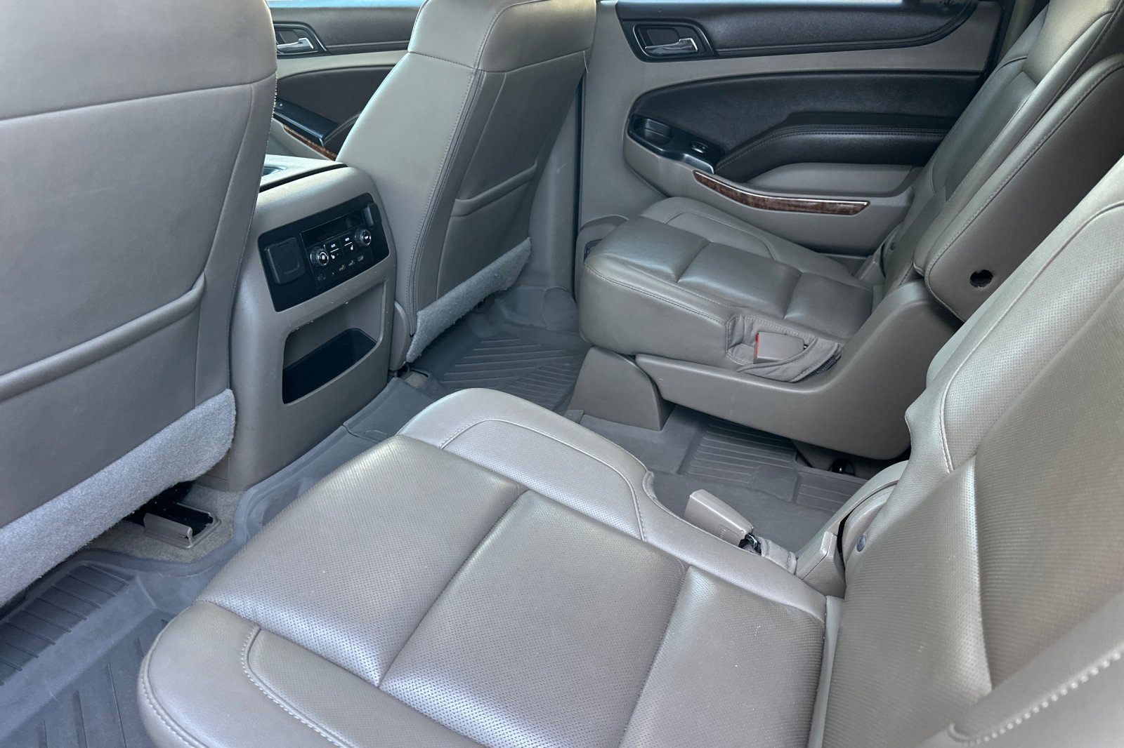 Used 2018 Chevrolet Suburban Premier AWD/4WD image 12