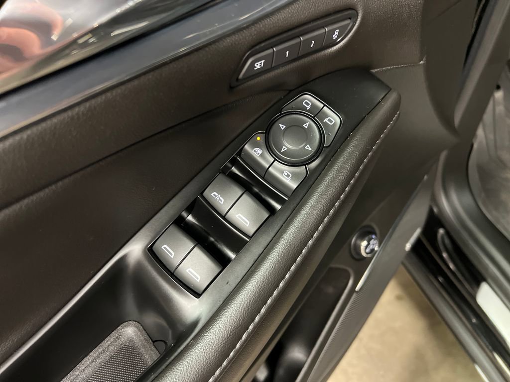 Used 2023 Buick Enclave Avenir w/ Avenir Technology Package AWD/4WD image 19