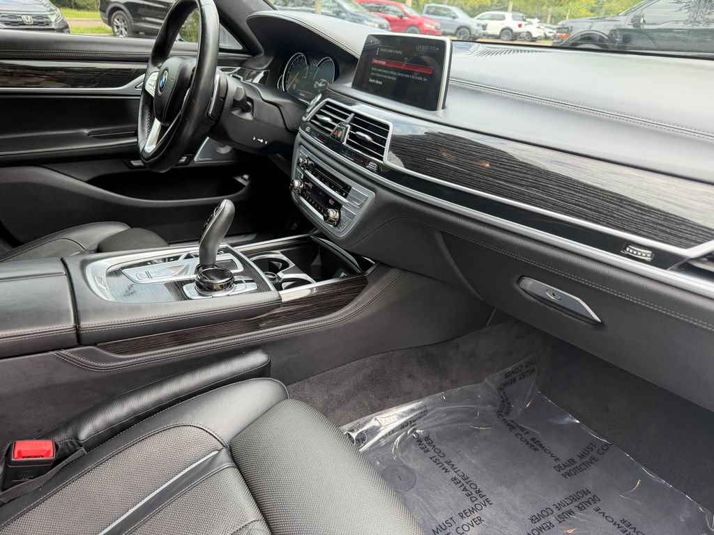 Used 2018 BMW 750i RWD image 11