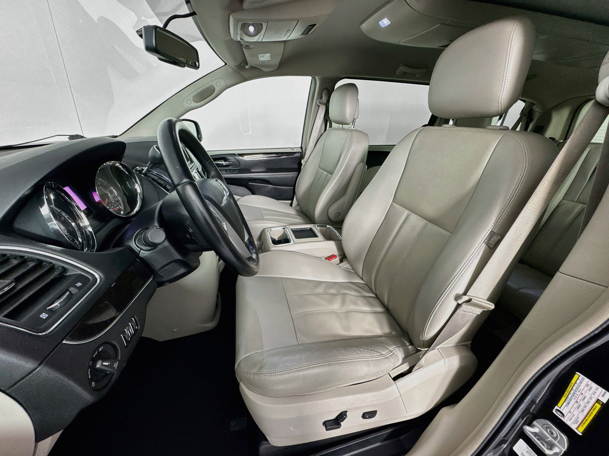 Used 2013 Chrysler Town & Country Touring FWD image 19