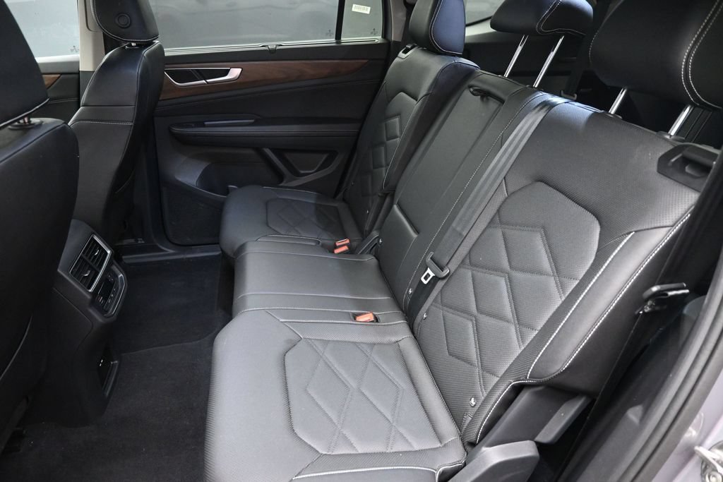 Used 2025 Volkswagen Atlas SE FWD image 15