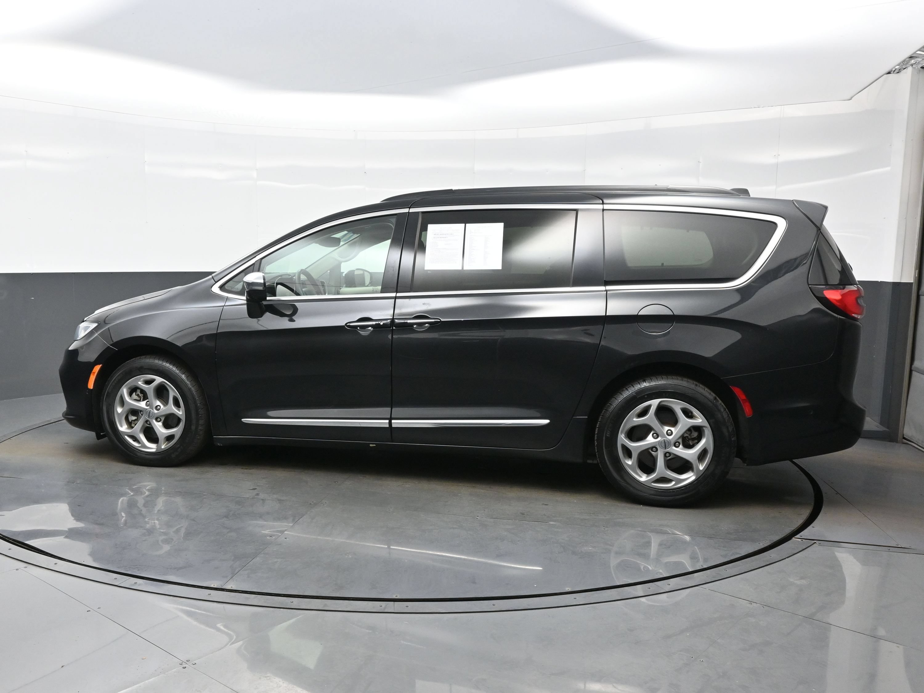 Used 2022 Chrysler Pacifica Limited FWD image 4