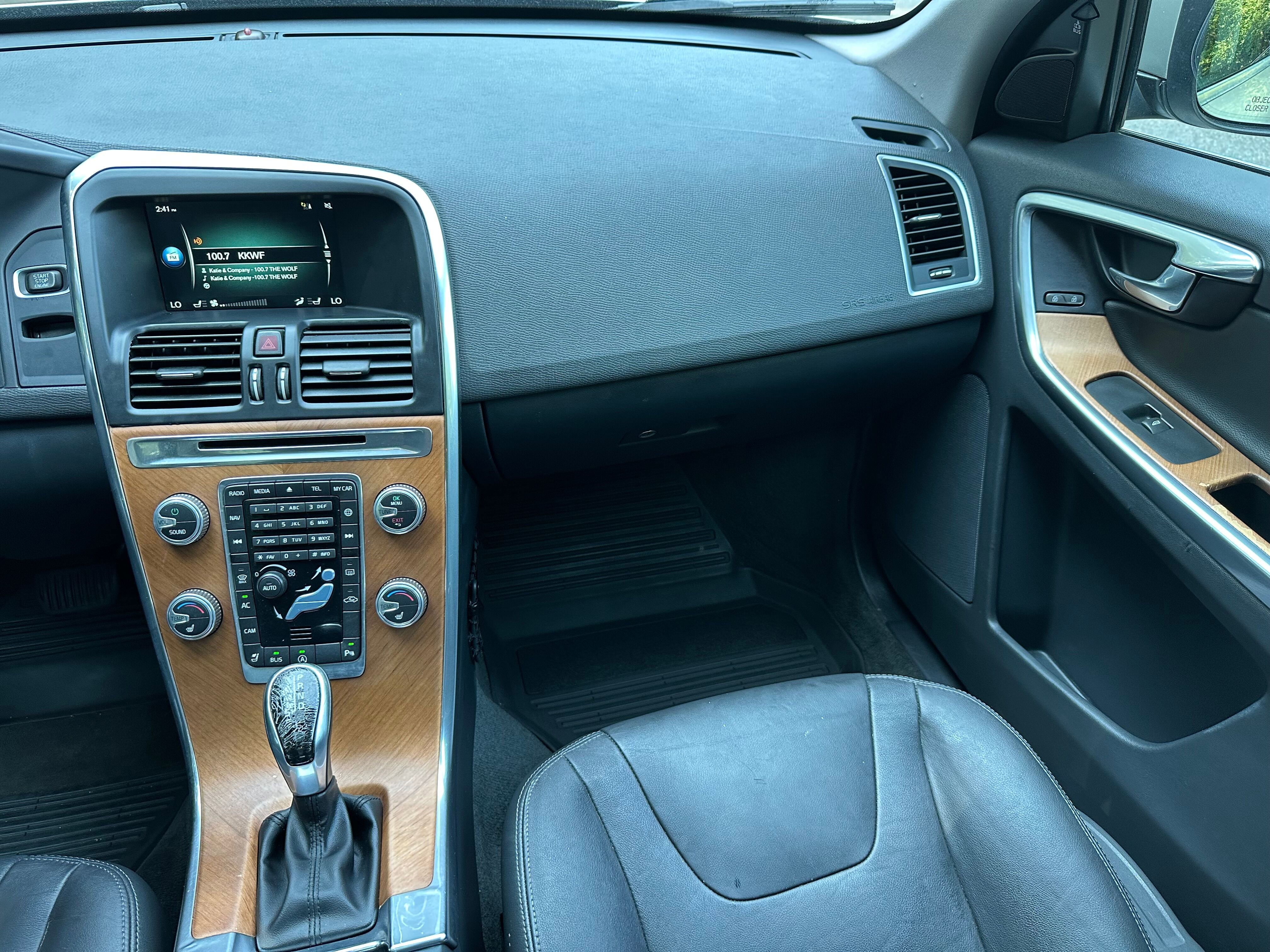 Used 2017 Volvo XC60 T6 Inscription w/ Preferred Option Package image 17