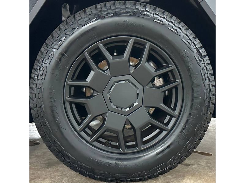 Used 2024 Tesla Cybertruck AWD Crew Cab image 11