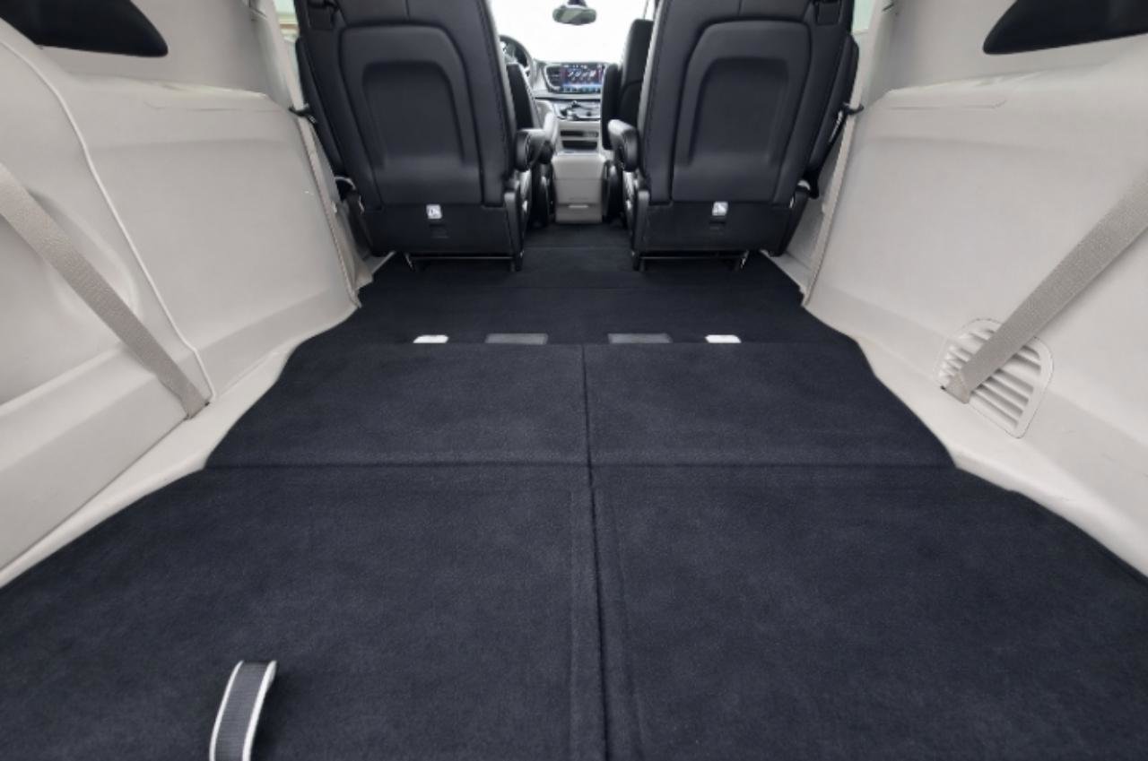 Used 2023 Chrysler Pacifica Touring-L image 9