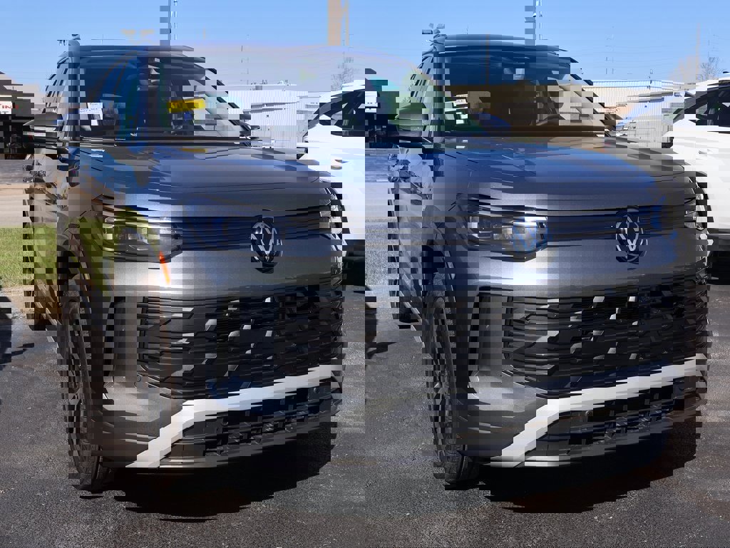 Used 2025 Volkswagen Tiguan SE image 1