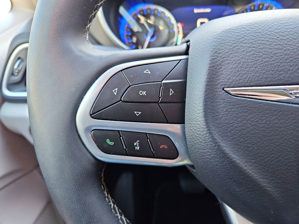 Used 2024 Chrysler Pacifica Touring-L image 11