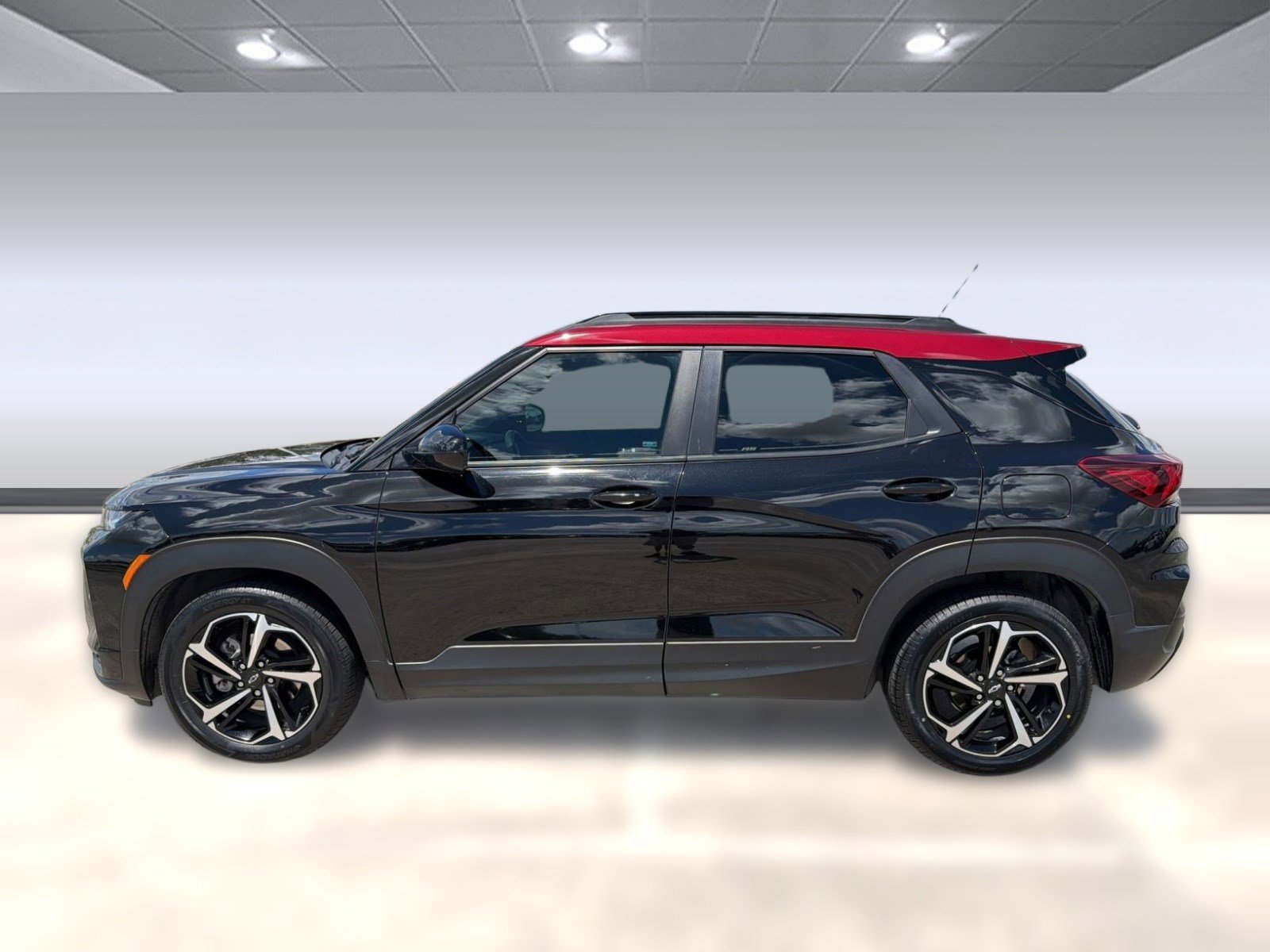 Used 2021 Chevrolet TrailBlazer RS w/ Sun and Liftgate Package image 2
