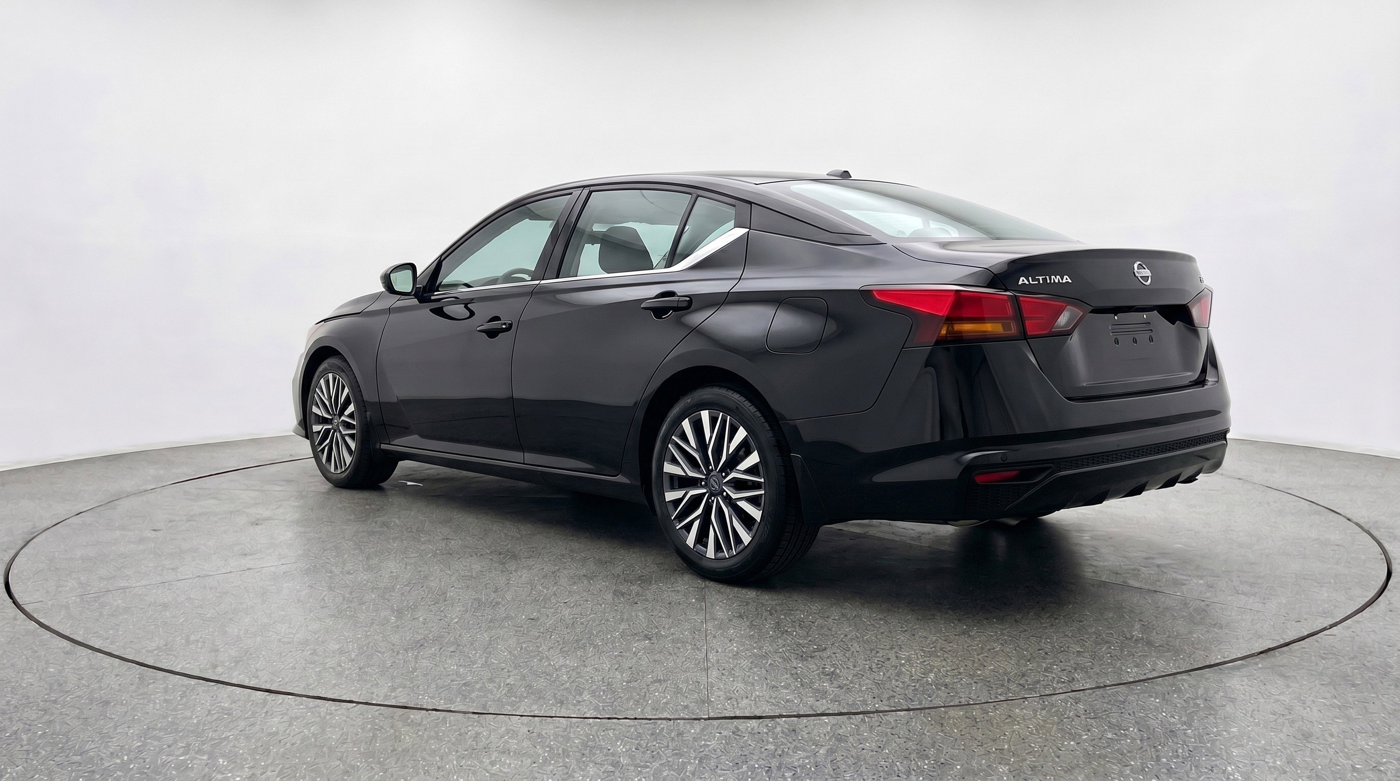 Used 2025 Nissan Altima 2.5 SV FWD image 6
