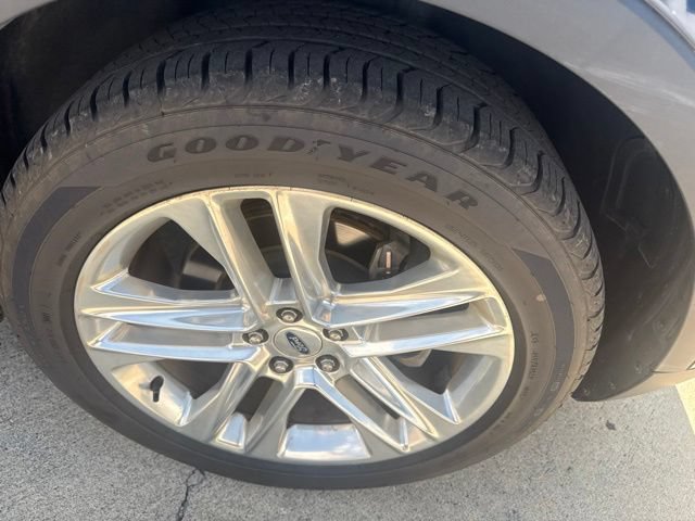 Used 2017 Ford Explorer XLT w/ Equipment Group 202A FWD image 5
