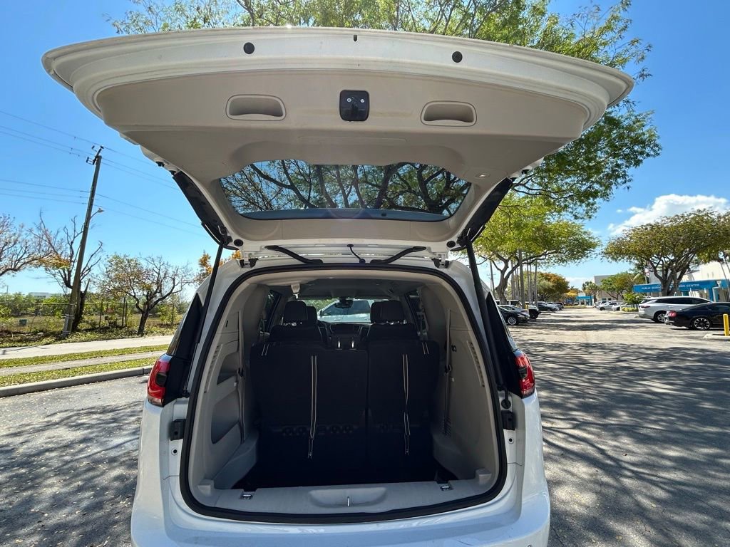 Used 2023 Chrysler Pacifica Touring-L image 40