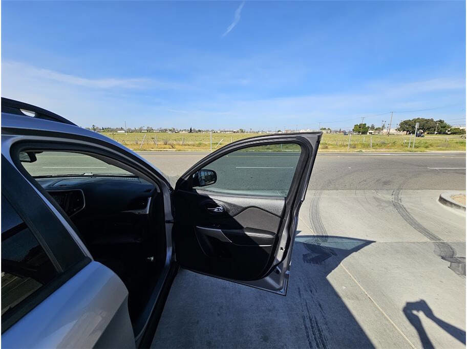 Used 2018 Jeep Cherokee Latitude w/ Altitude Package image 31