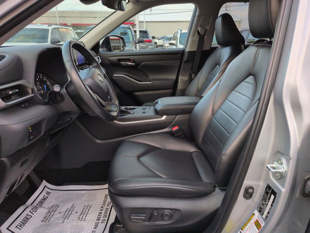 Used 2023 Toyota Highlander XLE image 9
