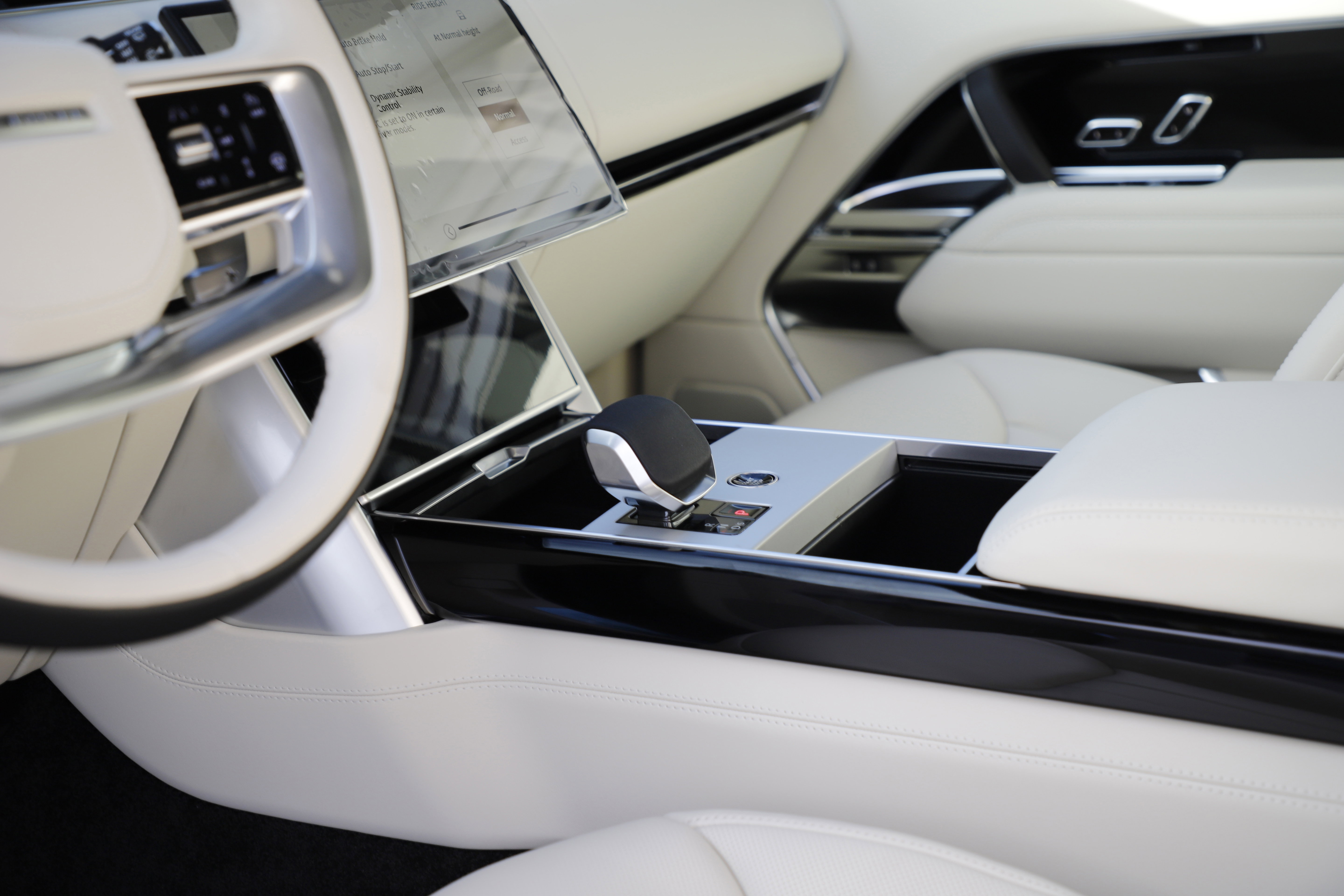 New 2026 Land Rover Range Rover SE image 18