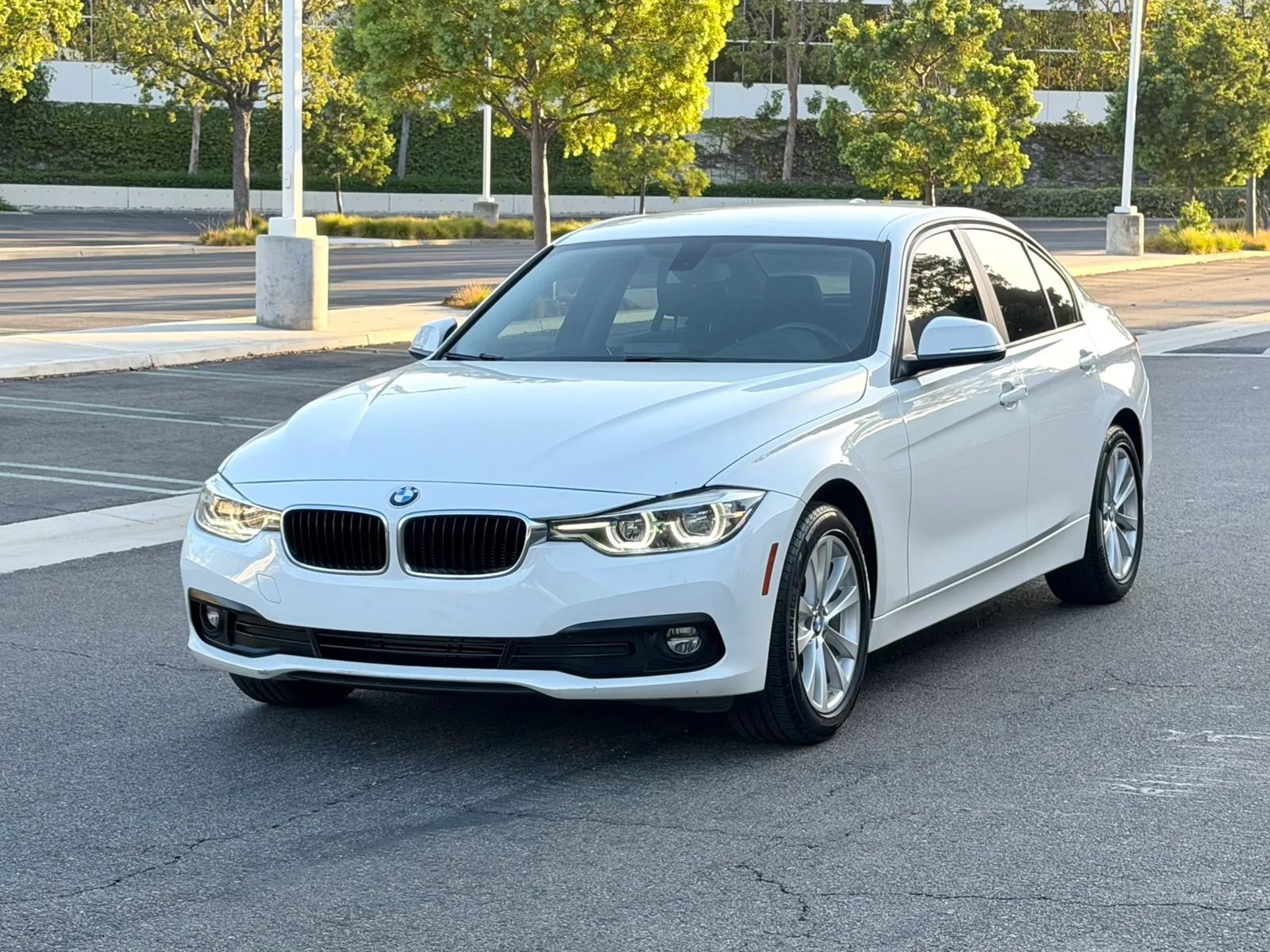 Used 2018 BMW 320i Sedan RWD image 8