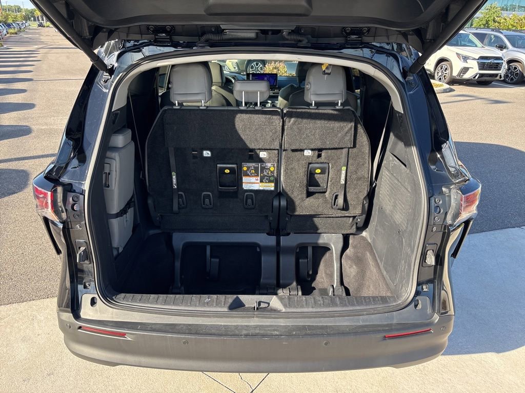 Used 2025 Toyota Sienna XLE FWD image 17