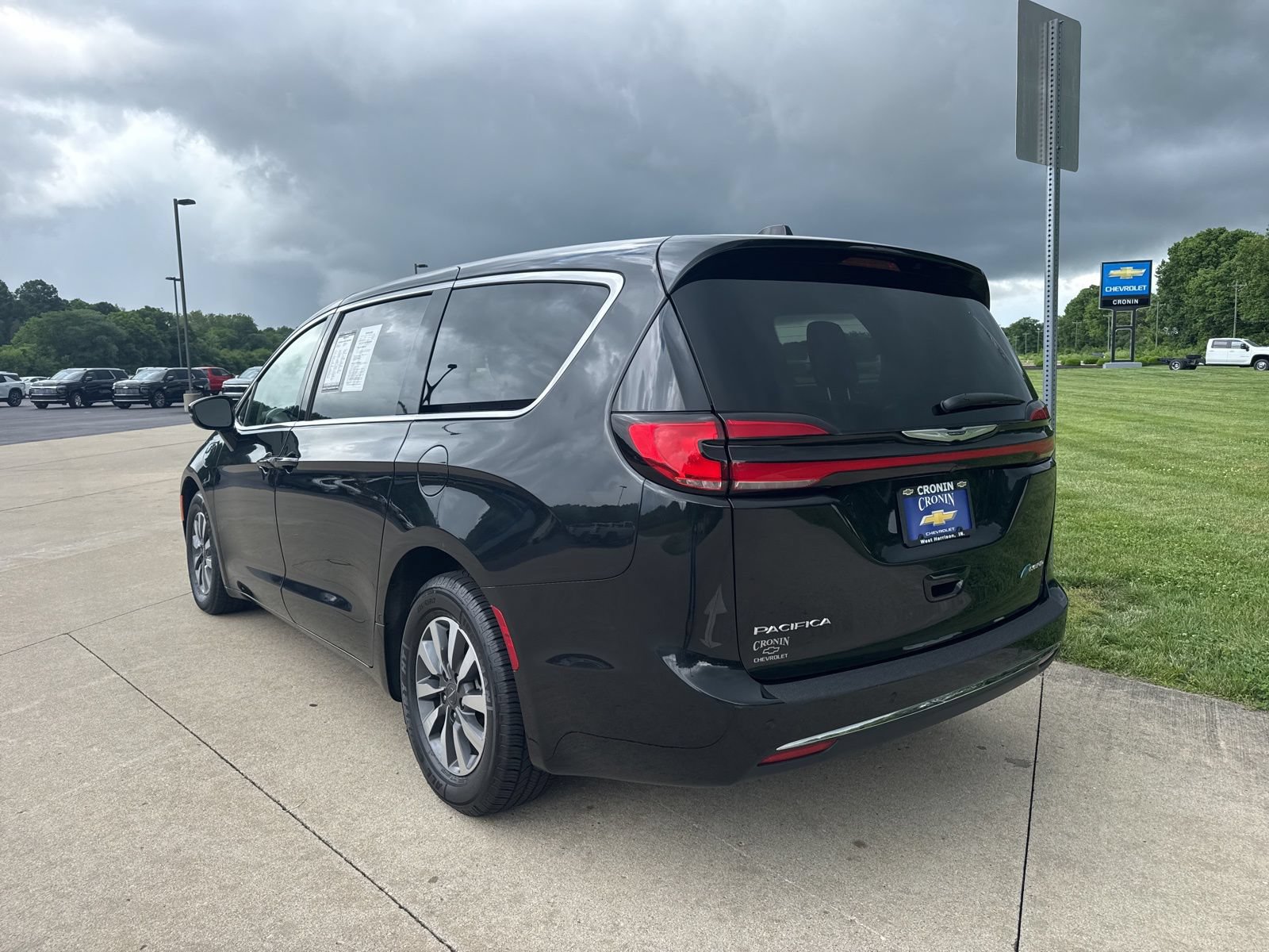 Used 2024 Chrysler Pacifica Limited FWD image 8
