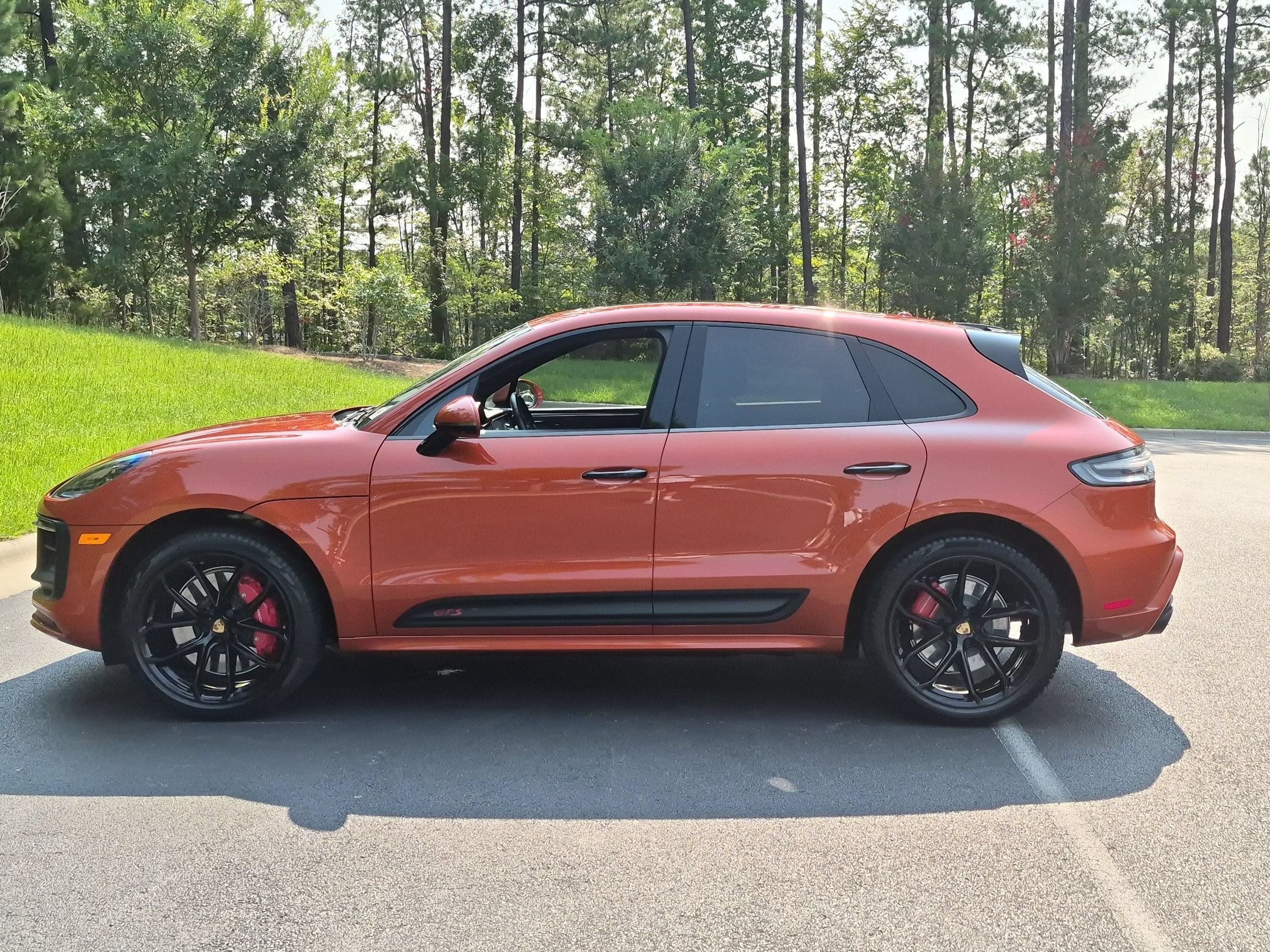 Certified 2023 Porsche Macan GTS AWD/4WD image 2