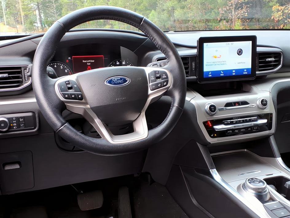 Used 2022 Ford Explorer XLT w/ Equipment Group 202A image 11