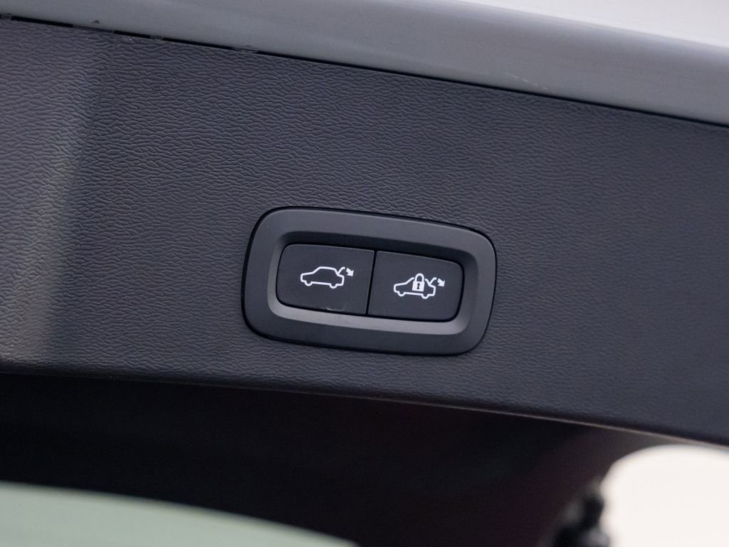 Used 2025 Volvo XC40 B5 Core image 32