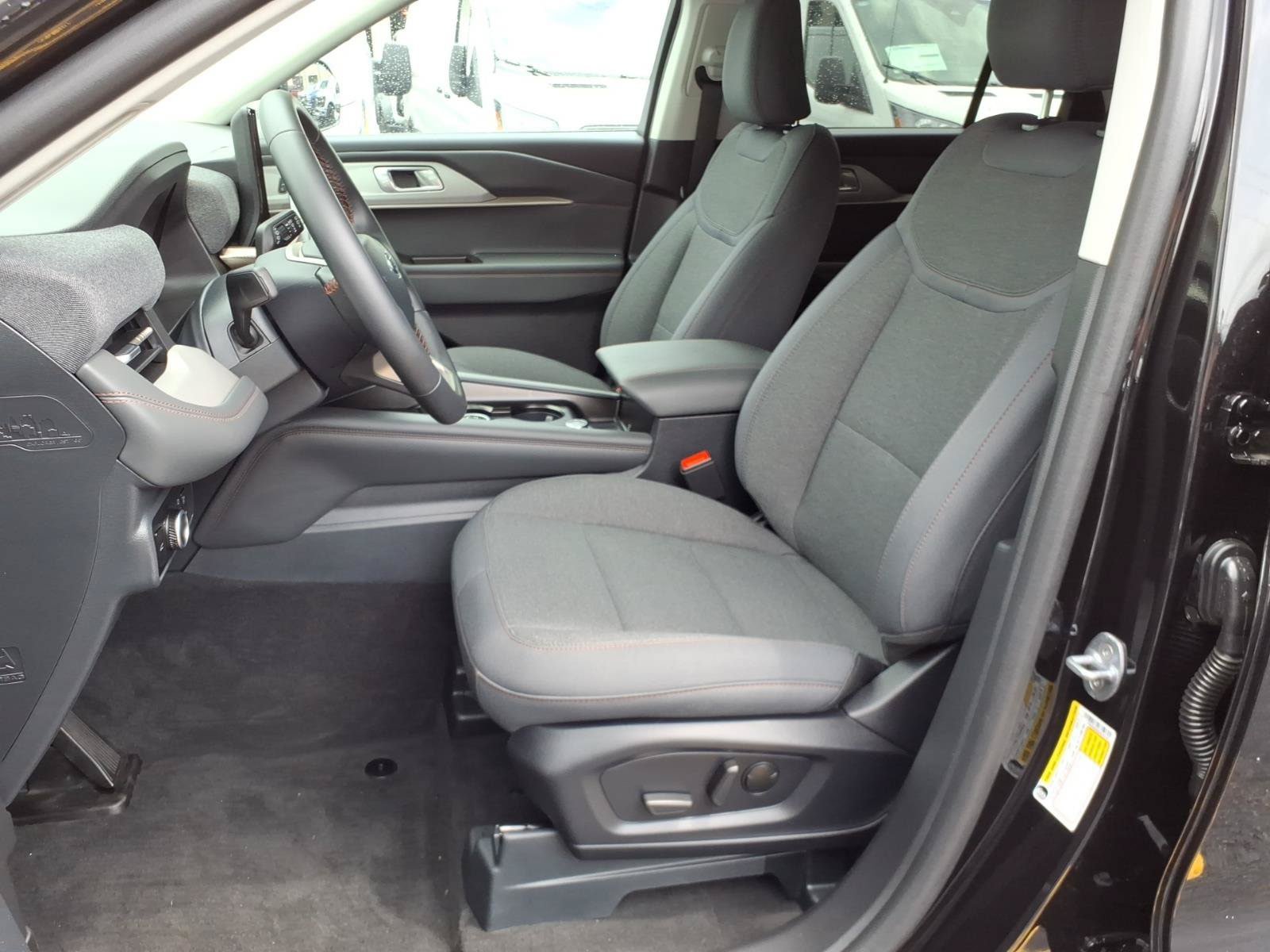 Used 2025 Ford Explorer Active AWD/4WD image 18