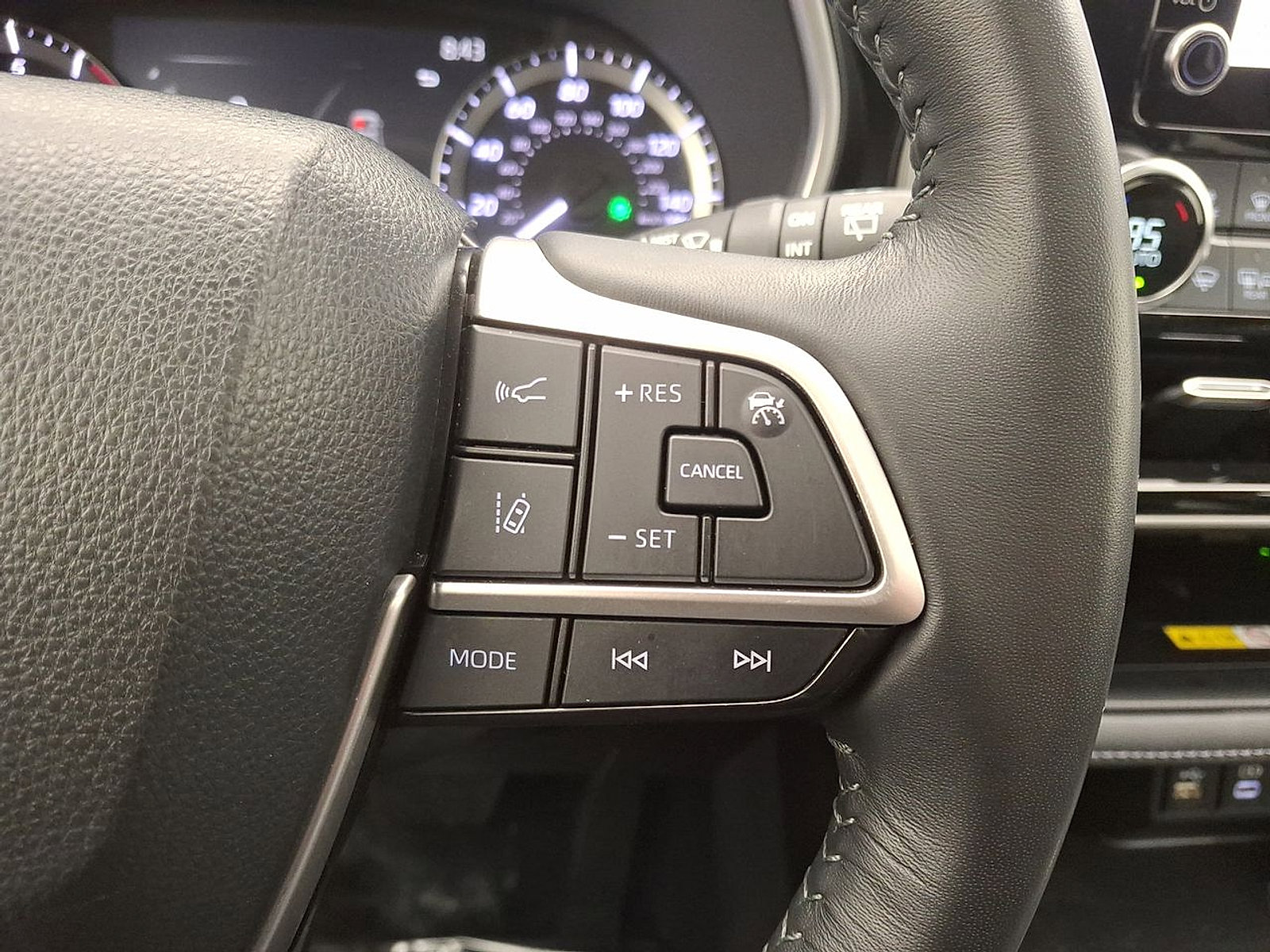 Certified 2023 Toyota Highlander XLE image 18