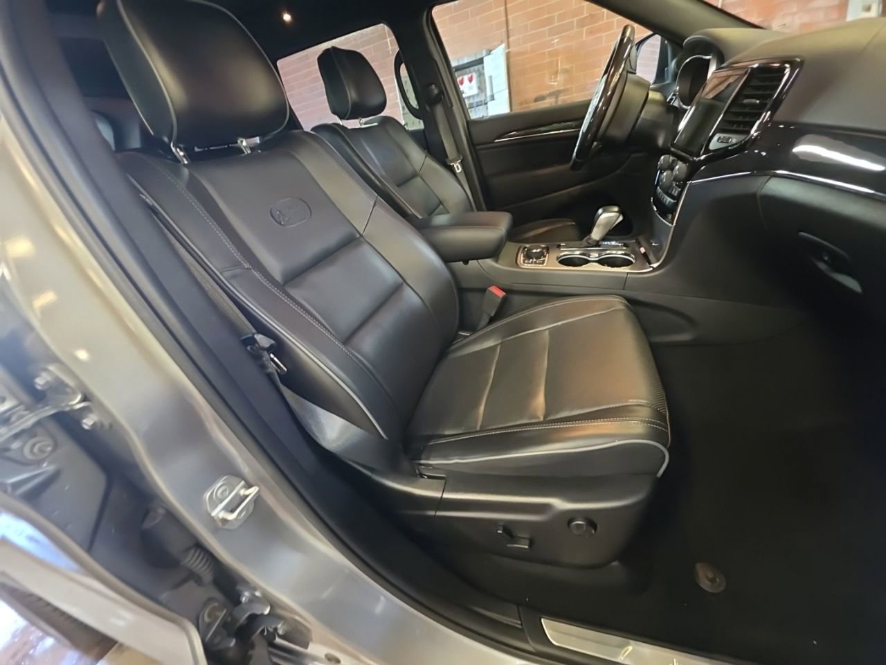 Used 2020 Jeep Grand Cherokee Overland AWD/4WD image 21