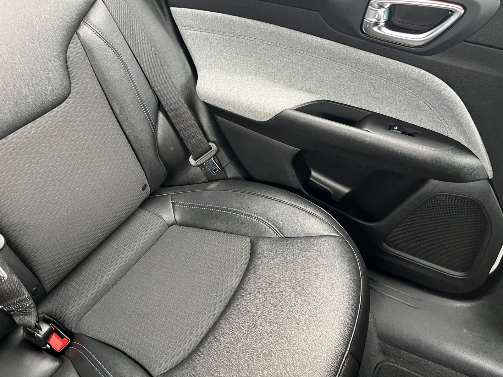 Used 2025 Jeep Compass Latitude AWD/4WD image 37
