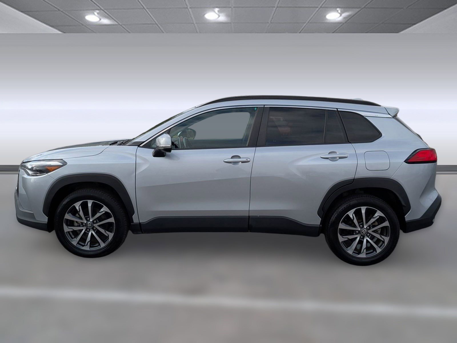 Used 2022 Toyota Corolla Cross XLE image 2