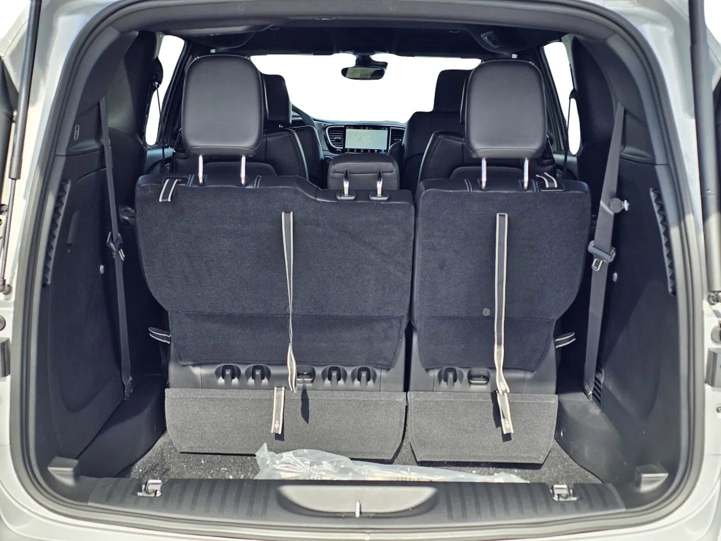 New 2026 Chrysler Pacifica Select image 11