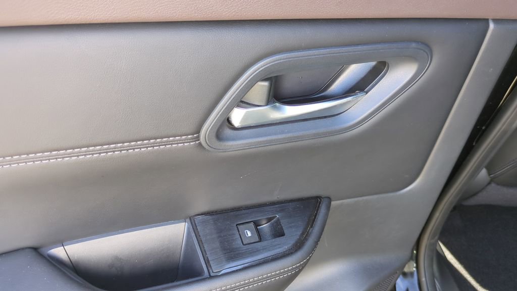 Used 2023 Nissan Rogue SV w/ SV Premium B Package image 16