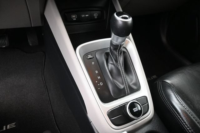 Used 2024 Hyundai Venue SEL FWD image 32