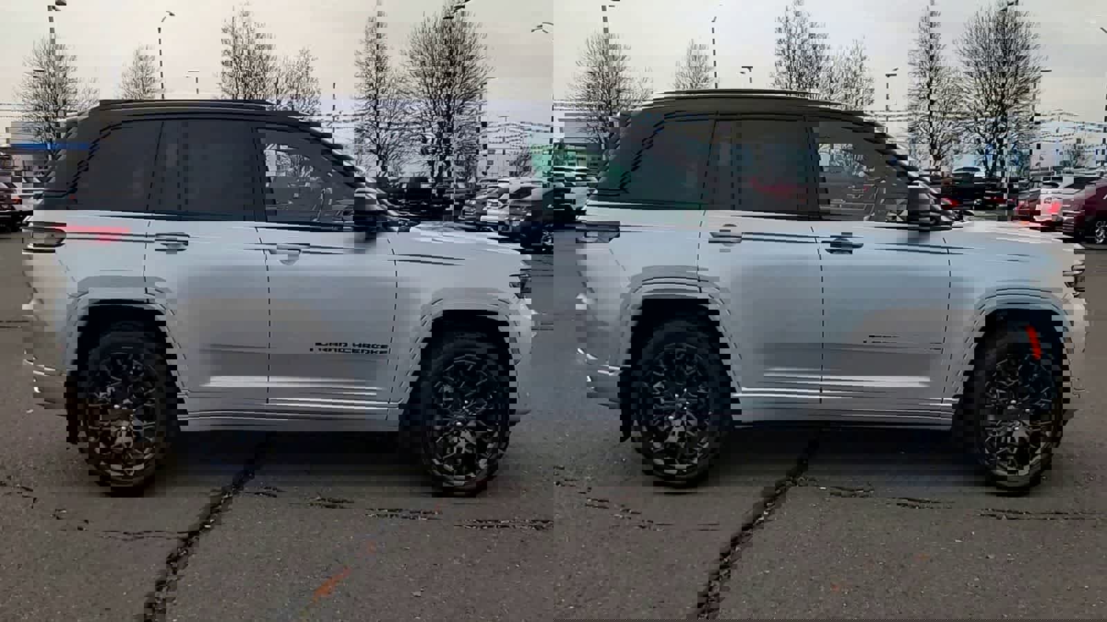 Used 2023 Jeep Grand Cherokee Summit image 9