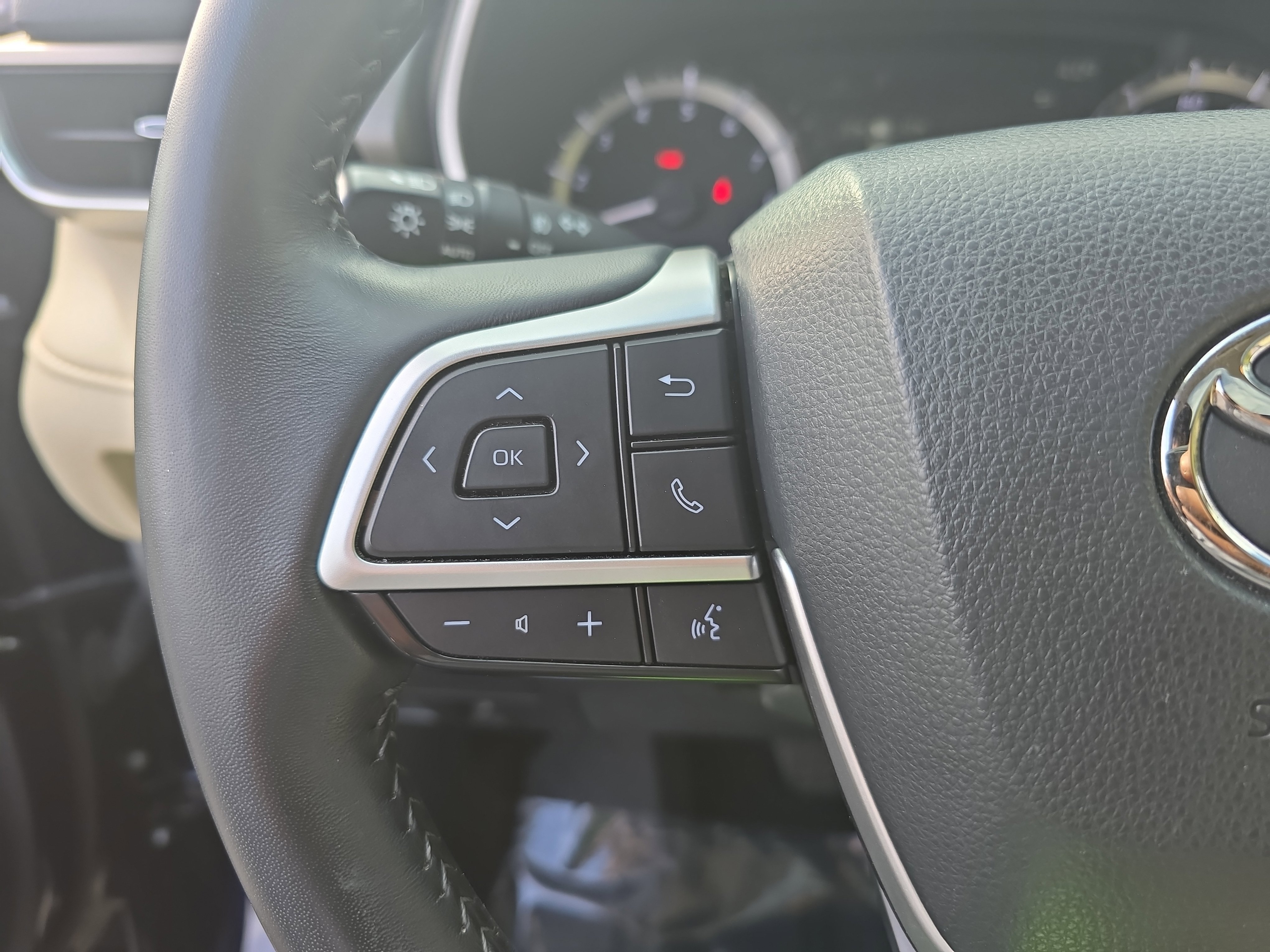 Used 2023 Toyota Highlander XLE image 18