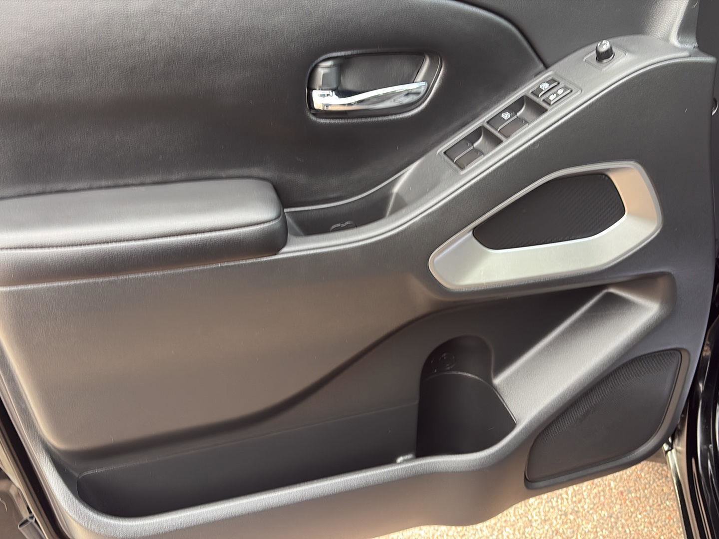 Used 2025 Nissan Frontier SV image 12