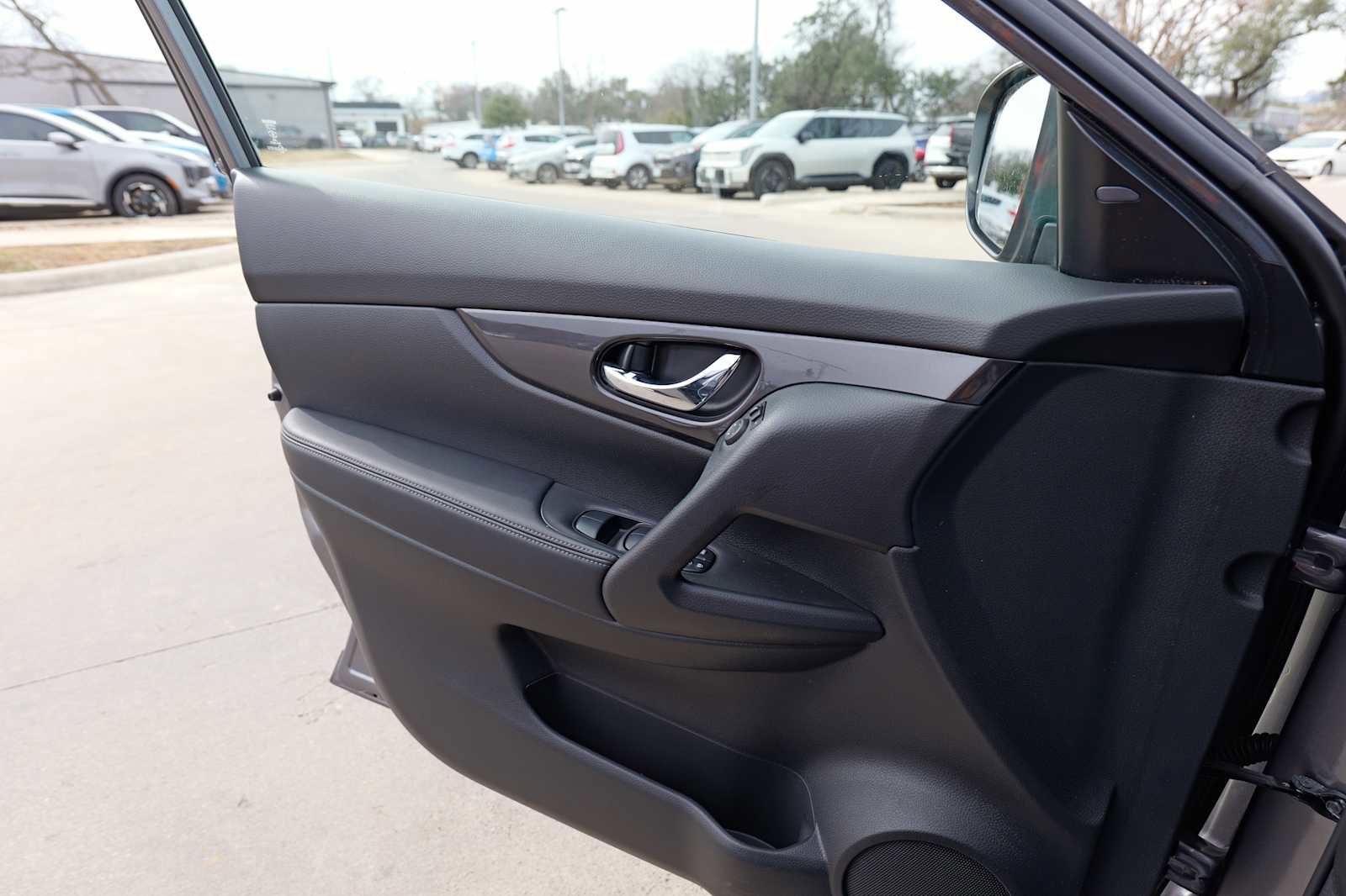 Used 2020 Nissan Rogue SV image 20